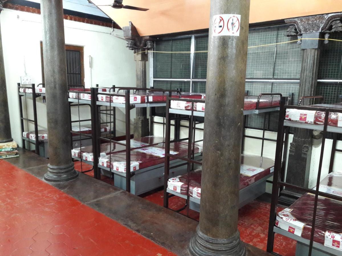 Devasthanam Lodge Thiruvananthapuram Buitenkant foto