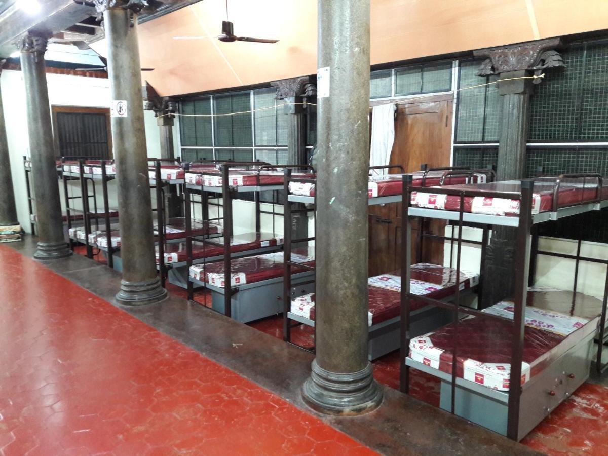 Devasthanam Lodge Thiruvananthapuram Buitenkant foto